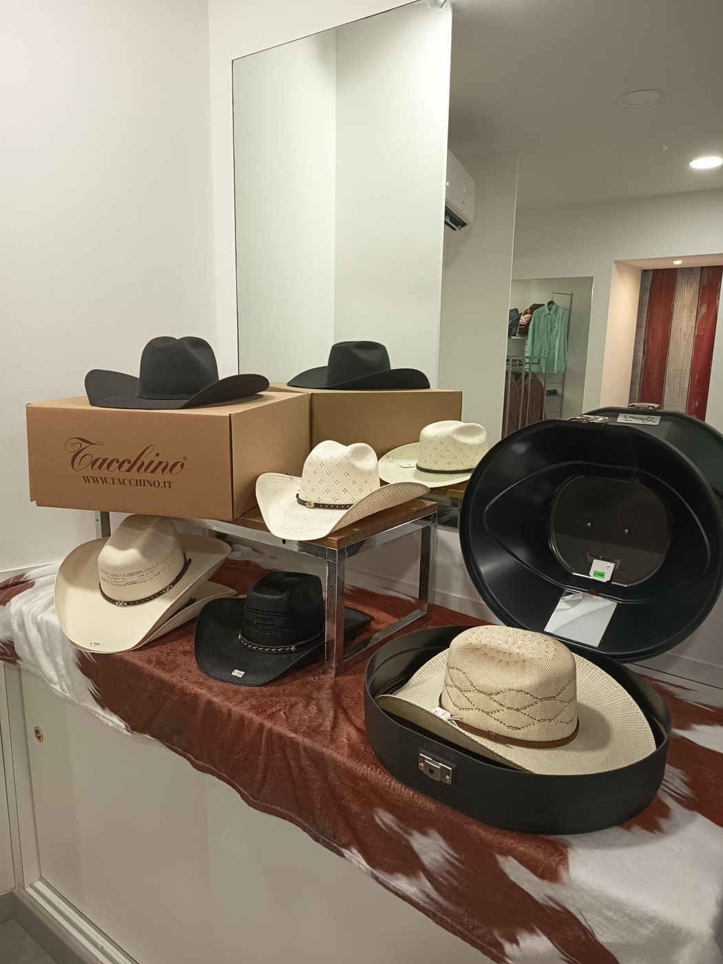 Cappelli western in feltro e paglia