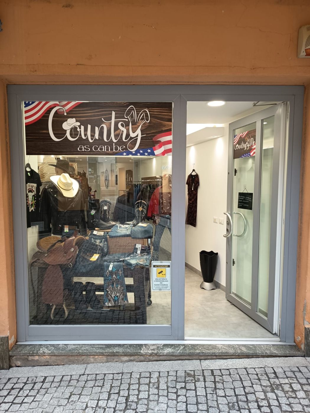 Ingresso del negozio Country as can be in via San Vittore, con vetrina e insegna