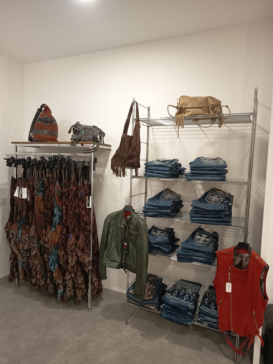Jeans con ricami sulle tasche posteriori