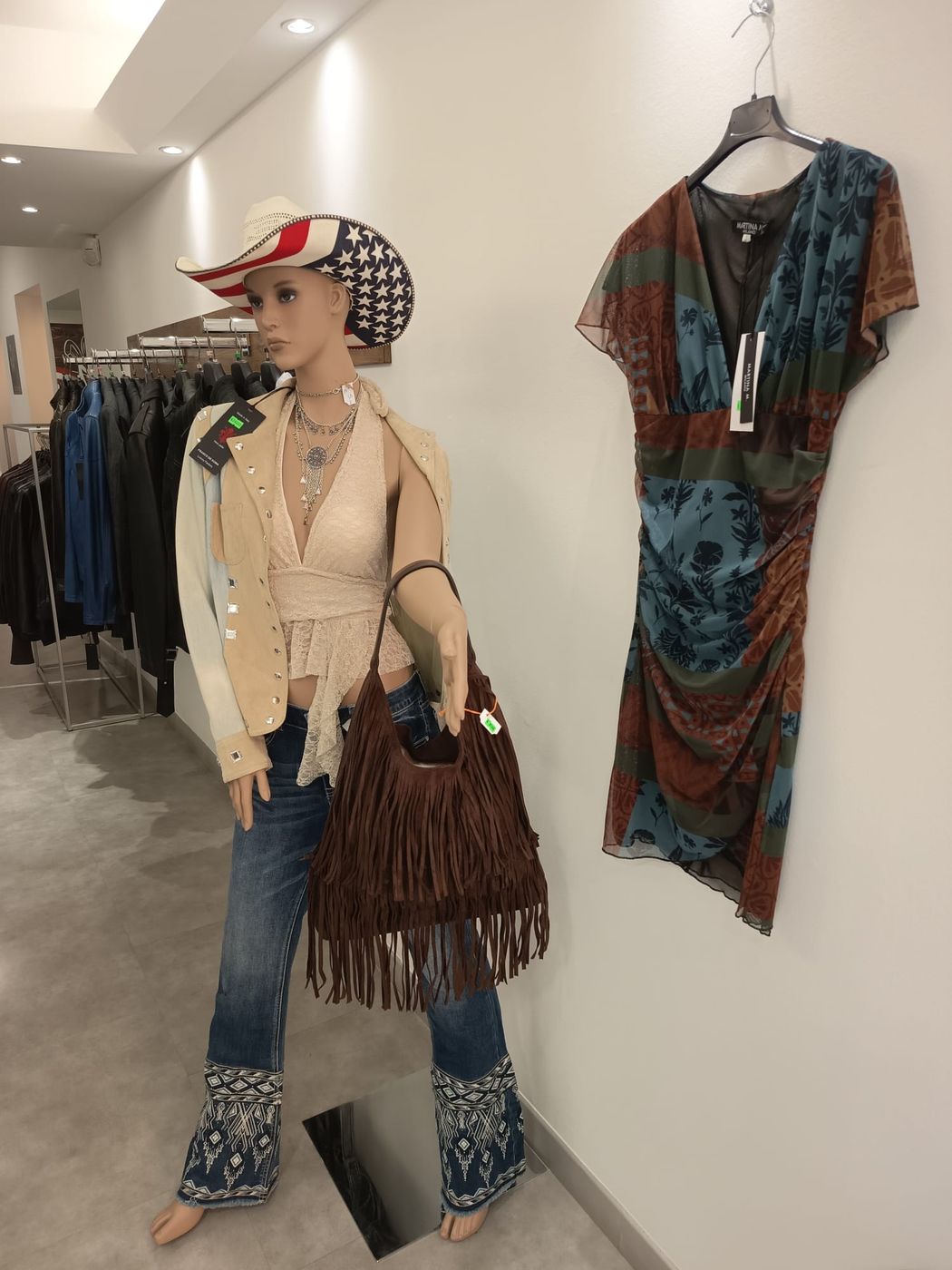 Manichino con cappello, camicia western e stivali
